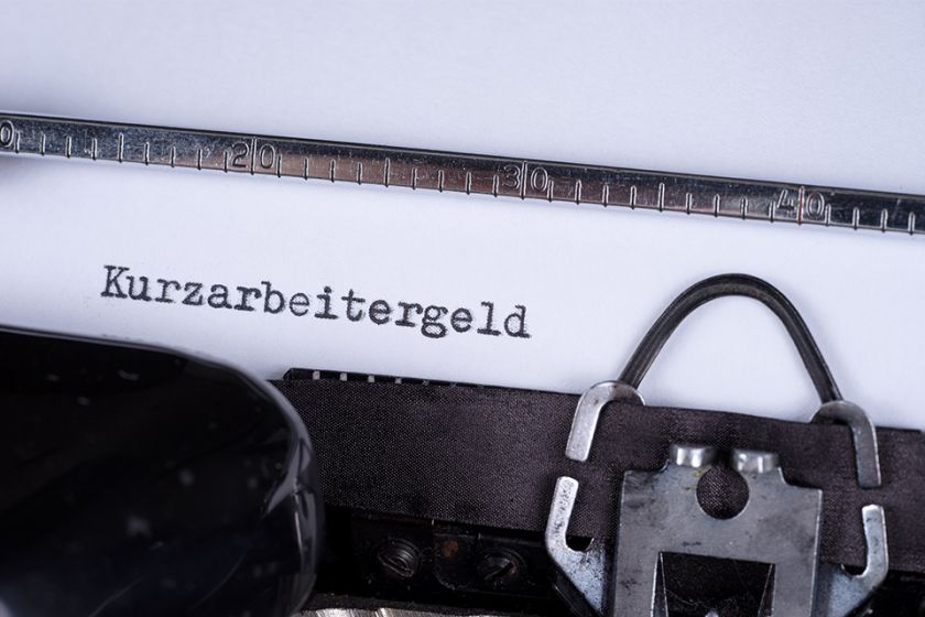 Foto: Schreibmaschine mit Aufschrift Kurzarbeitergeld