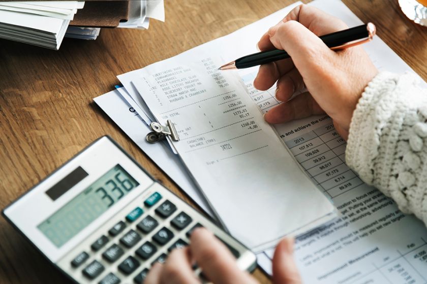 Foto: Person arbeitet am Taschenrechner